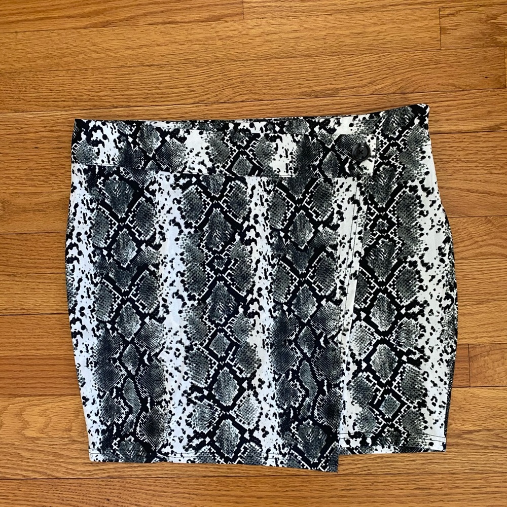 Shein Wrap Skirt Women’s 2XL Snakeskin Print Short Mini Button/Zip Closure NWOT - Picture 1 of 9